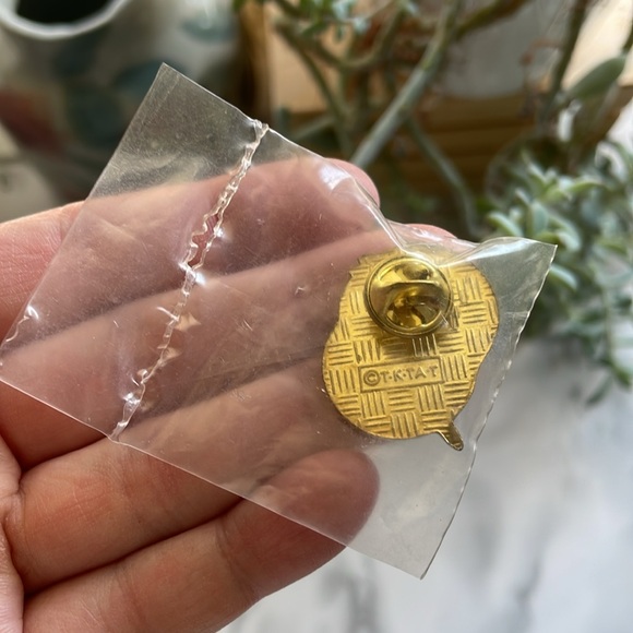 Vintage SAILOR MOON - Sailor Venus PIN Sealed - Picture 3 of 4